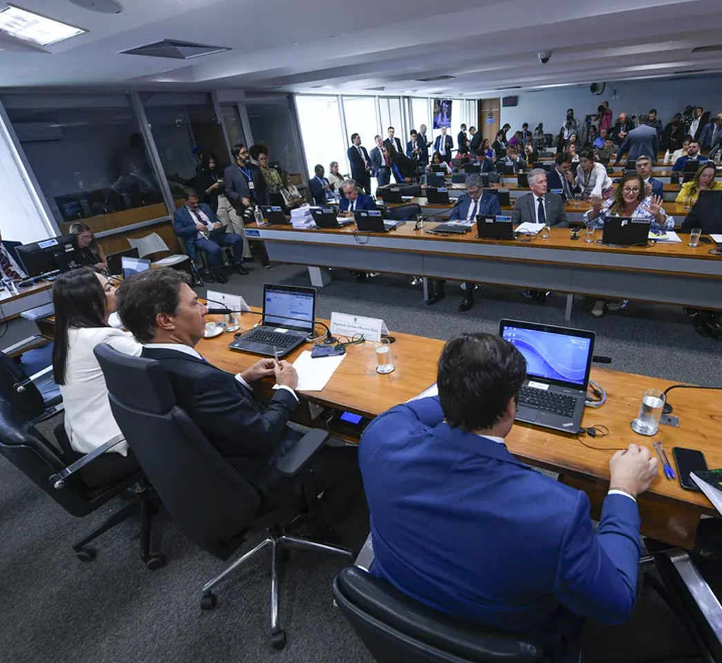 CPI dos Atos Golpistas aprova relatório final, e pede indiciamento de Bolsonaro e mais 60