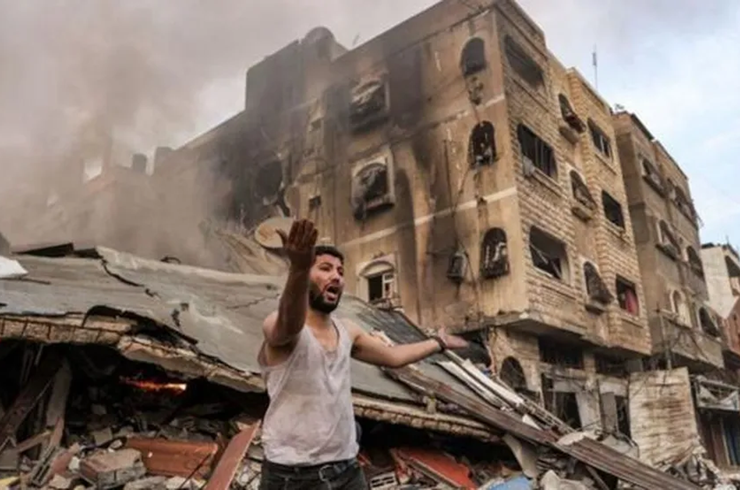 'O mais chocante é ouvir as pessoas vivas embaixo dos escombros e não poder fazer nada', diz palestino em Gaza
