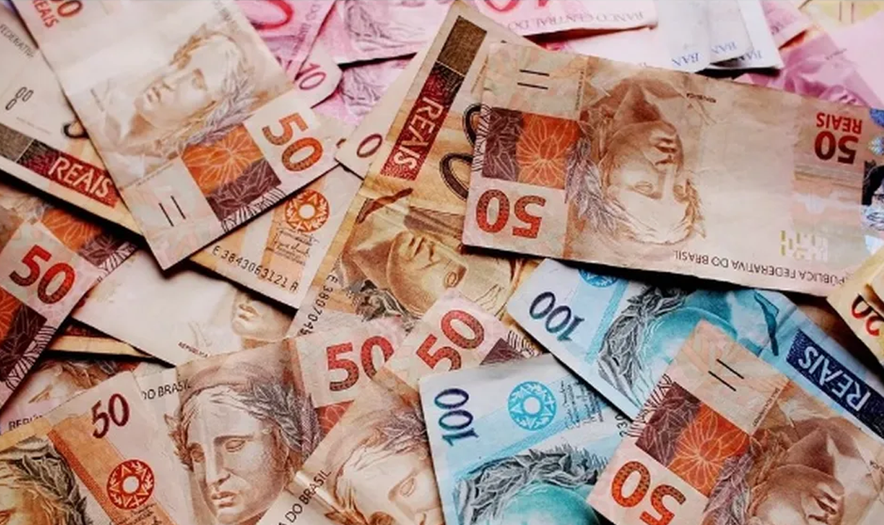 13° salário: vale a pena investir o valor para construir uma reserva?