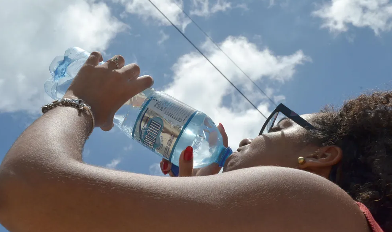 Governo publica portaria que obriga distribuição gratuita de água em eventos feitos em dias de calor