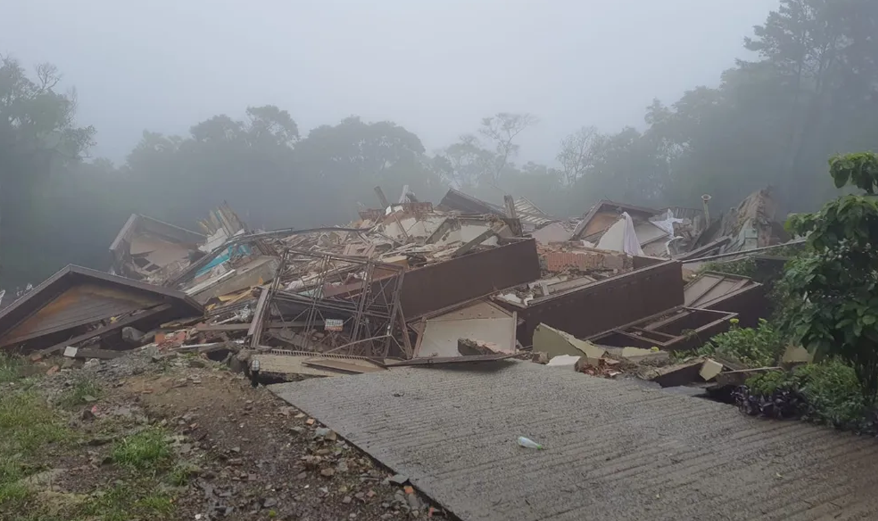 Prédio desaba em Gramado após cidade apresentar rachaduras no solo