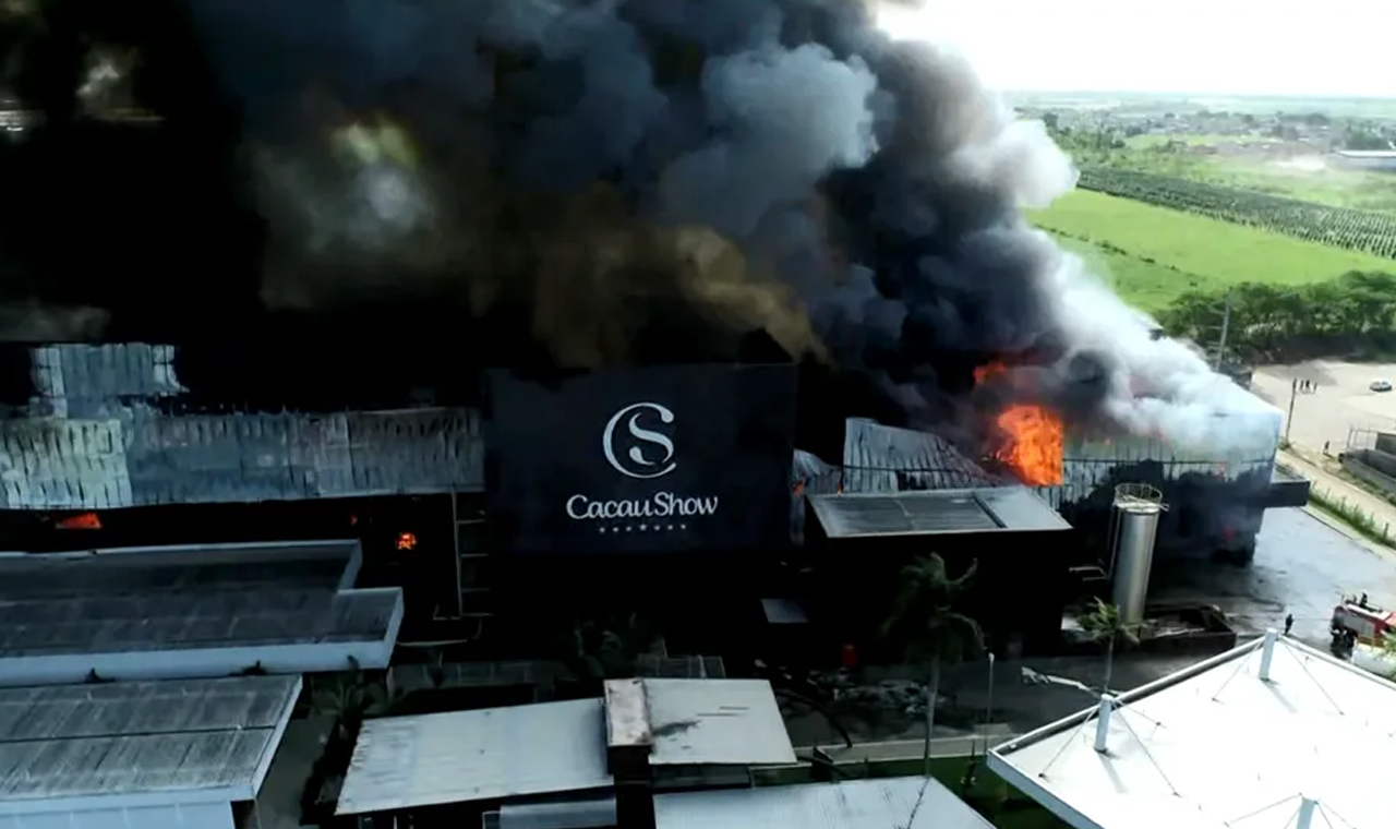 'Vamos reconstruir', diz fundador da Cacau Show em visita à fábrica destruída por incêndio no ES