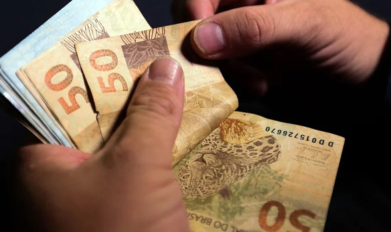 Abono salarial, CadÚnico, seguro-desemprego: veja o que muda com o salário mínimo de R$ 1.412