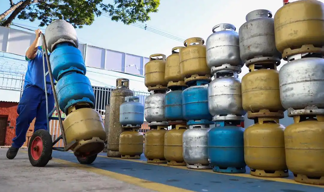 Sem desoneração prevista para combustíveis em 2024, diesel e gás de cozinha terão alta de imposto