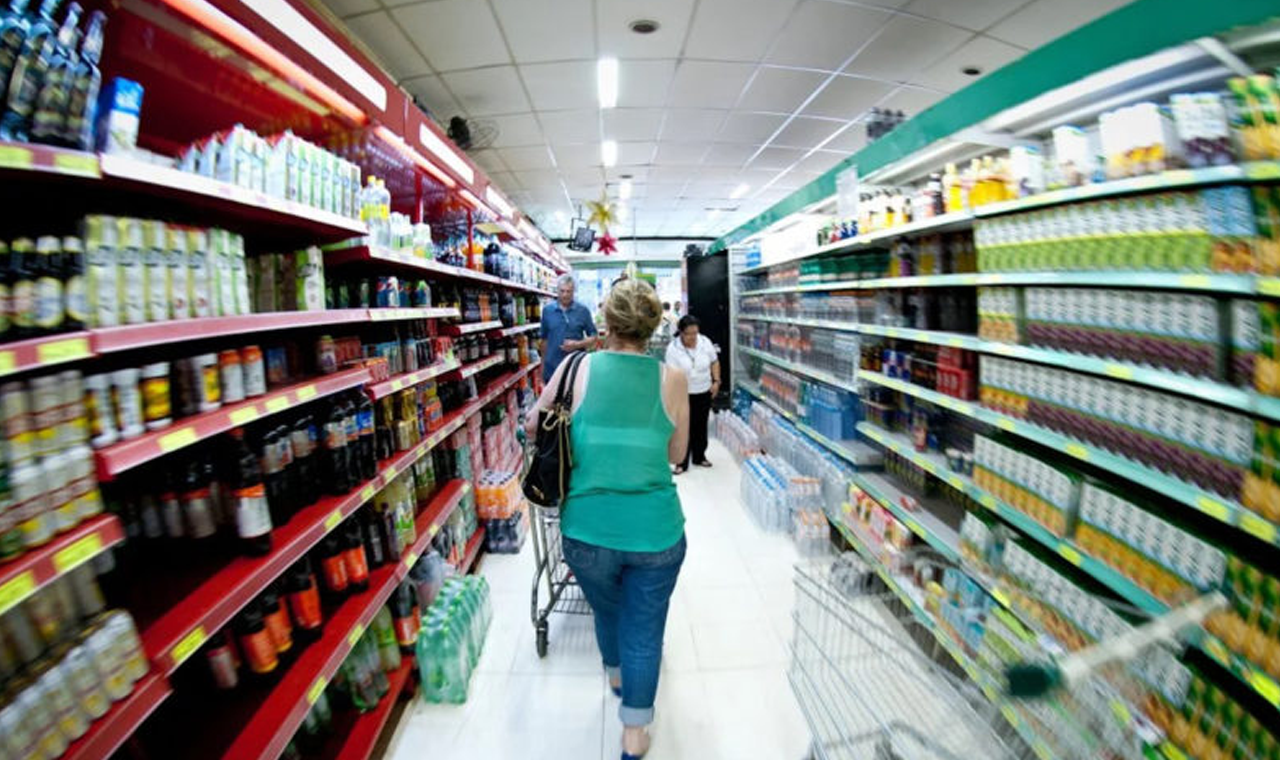 Com queda nos preços de produtos básicos, consumo das famílias no supermercado aumentou em 2023