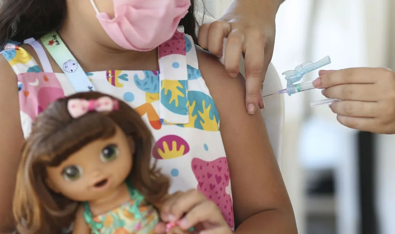 Covid: CFM lança questionário para ouvir médicos sobre vacinação de crianças; SBIm critica iniciativa