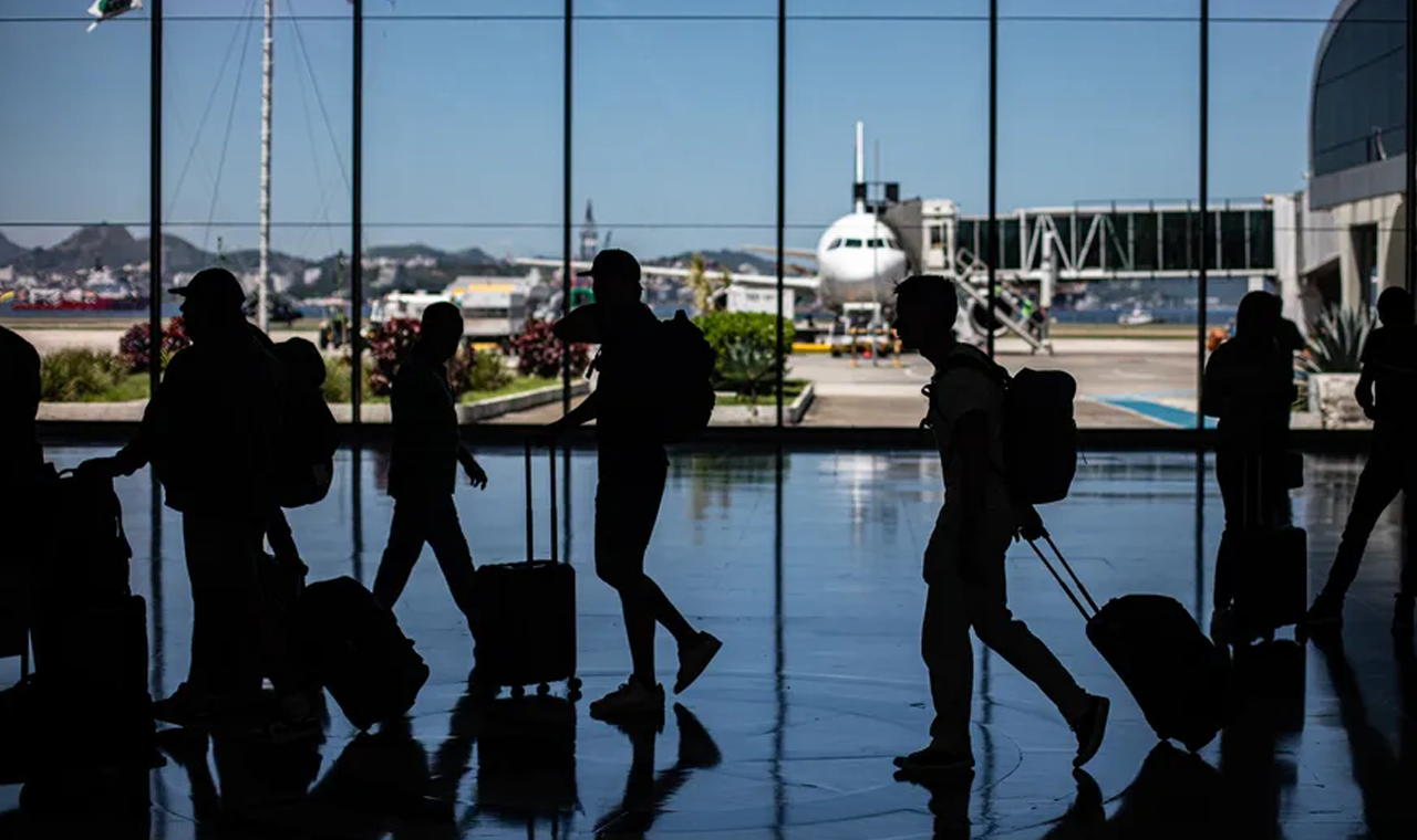 Custos altos, bilhetes caros, endividamento: companhias aéreas vivem tempestade perfeita, e governo articula socorro