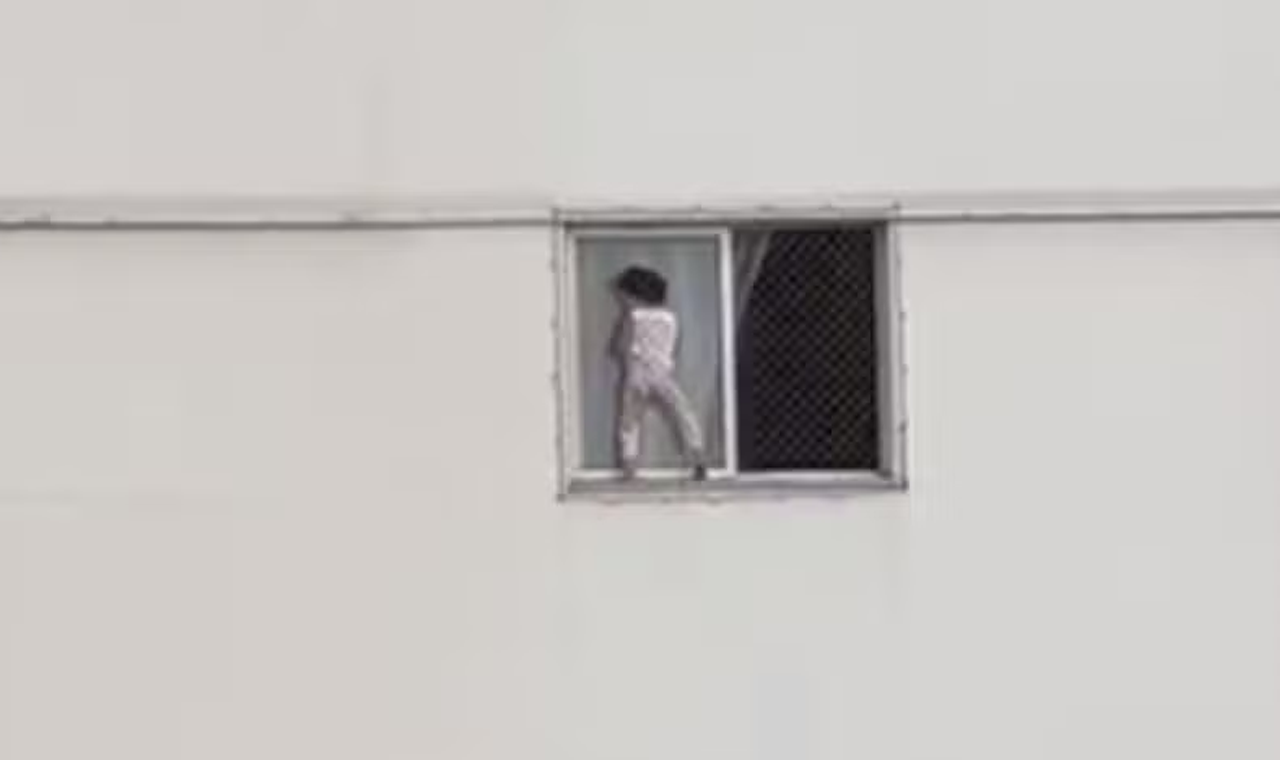 Moradora de prédio em que criança foi filmada brincando apoiada em tela de proteção relata susto ao ver vídeo: 'Sem acreditar'