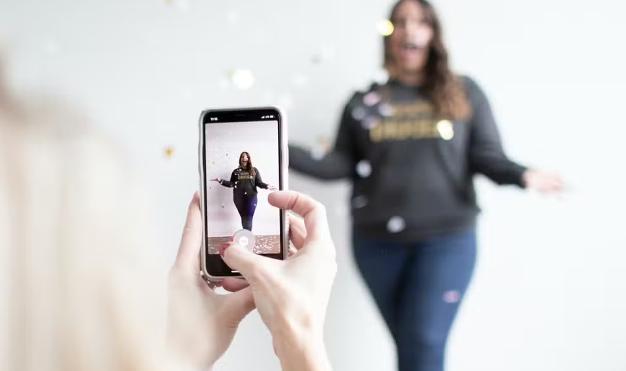 Trabalhador é obrigado a gravar vídeos para o TikTok da empresa? Entenda o que diz a lei