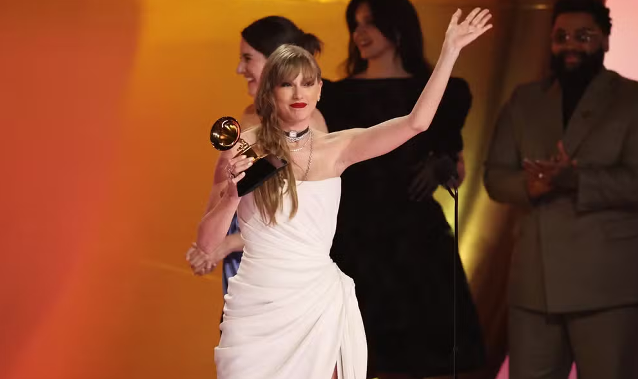 Grammy 2024: Taylor Swift leva 4º prêmio de melhor álbum do ano; Miley Cyrus e SZA também são destaques