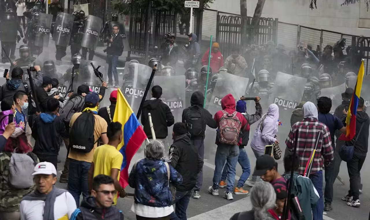 Suprema Corte da Colômbia é cercada por manifestantes durante escolha de novo procurador, e juízes saem escoltados
