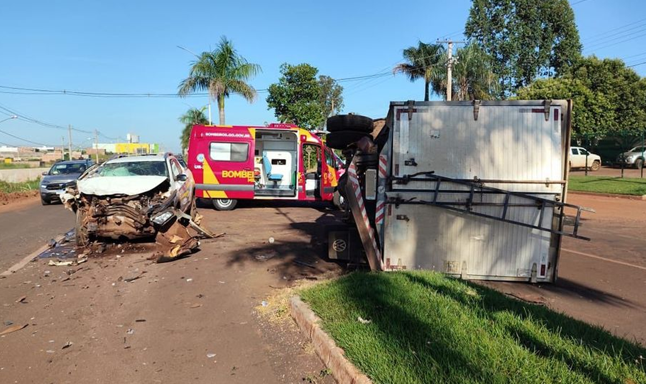 Acidente em Quirinópolis: Caminhonete e Caminhão se Chocam na Via Leocádio de Souza Reis