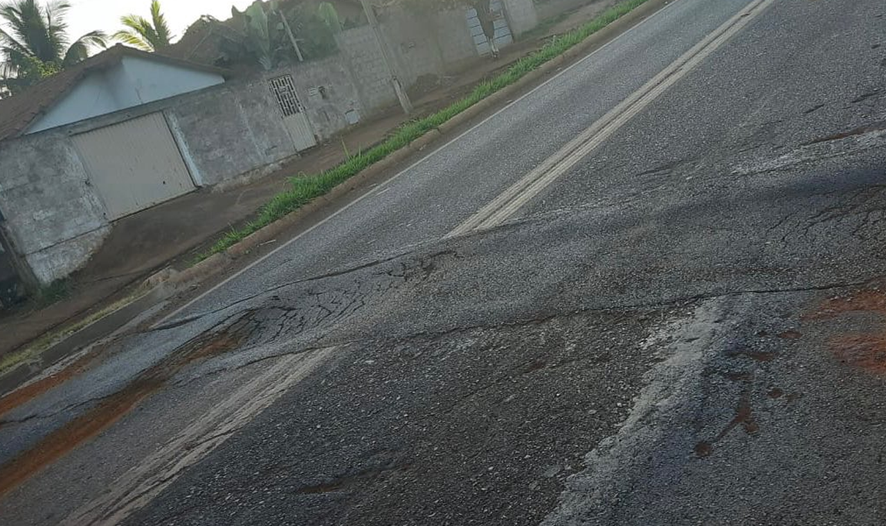 Asfalto mal remendado causa acidente no anel viário de Quirinópolis