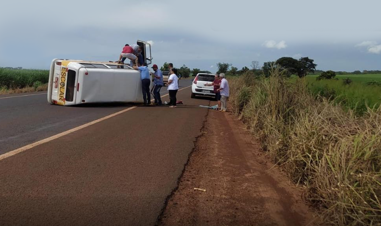 Kombi Escolar da Prefeitura de Quirinópolis se Envolve em Incidente Próximo à Escola Castelo