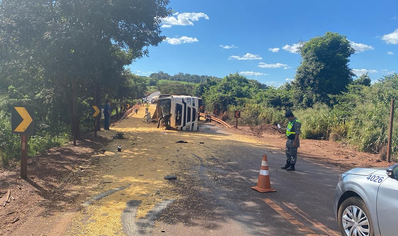 Tragédia na GO-164: Caminhão carregado com milho tomba e mata motorista em Quirinópolis