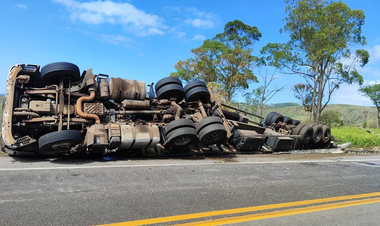 Caminhão Tomba na GO-206 e Deixa Motorista Ferido Perto de Gouvelândia
