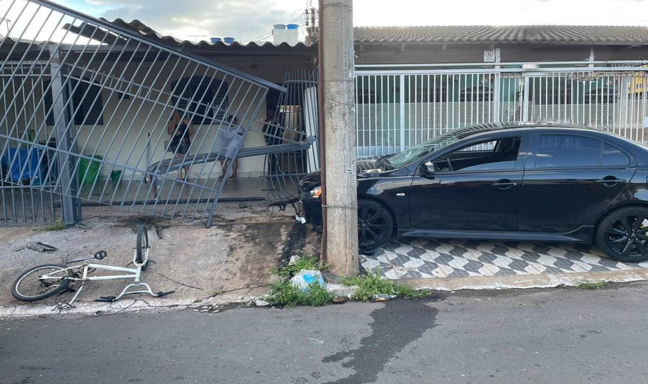 Carro colide com portão de residência e motorista foge em Quirinópolis