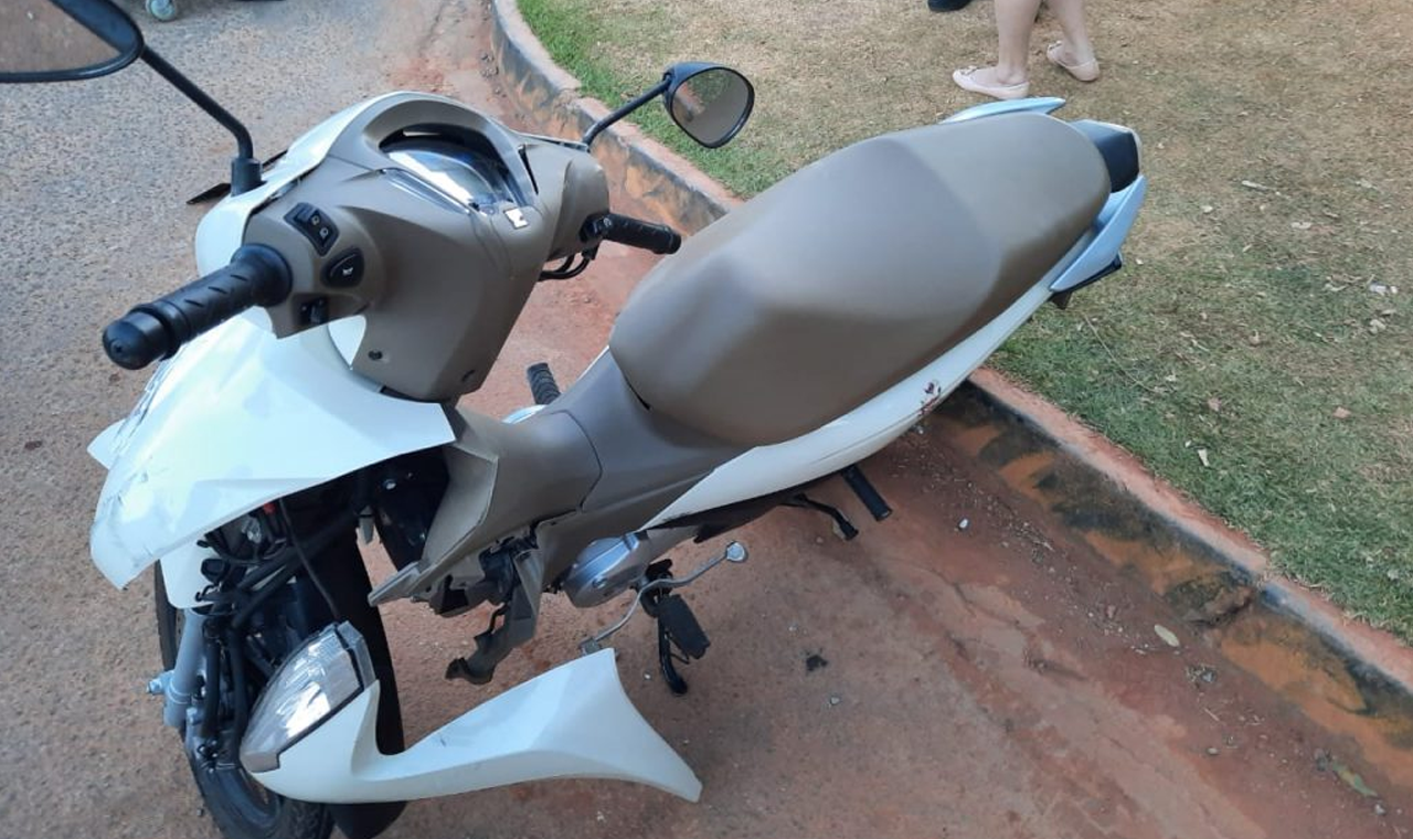 COLISÃO ENTRE CARRO E MOTO DEIXOU JOVEM FERIDA EM QUIRINÓPOLIS