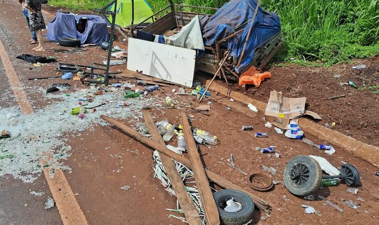 CAMINHONETE SOFRE ACIDENTE NA GO-164 DEVIDO À ÁGUA ACUMULADA EM PONTE
