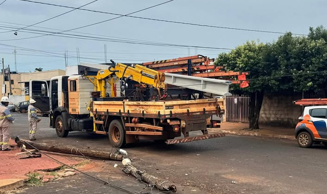 POSTE CAI APÓS CAMINHÃO ENROSCAR EM FIAÇÃO NO CENTRO DE QUIRINÓPOLIS