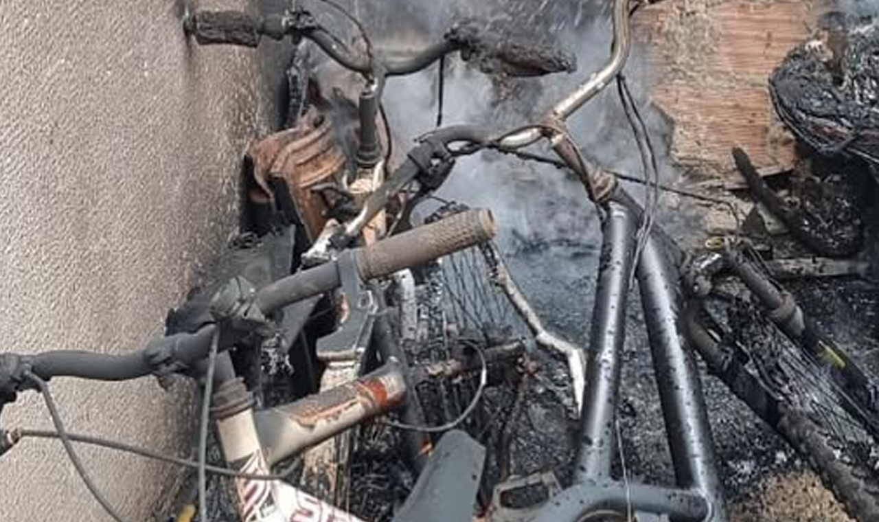 BOMBEIROS CONTROLAM INCÊNDIO EM RESIDÊNCIA NO JARDIM VITÓRIA