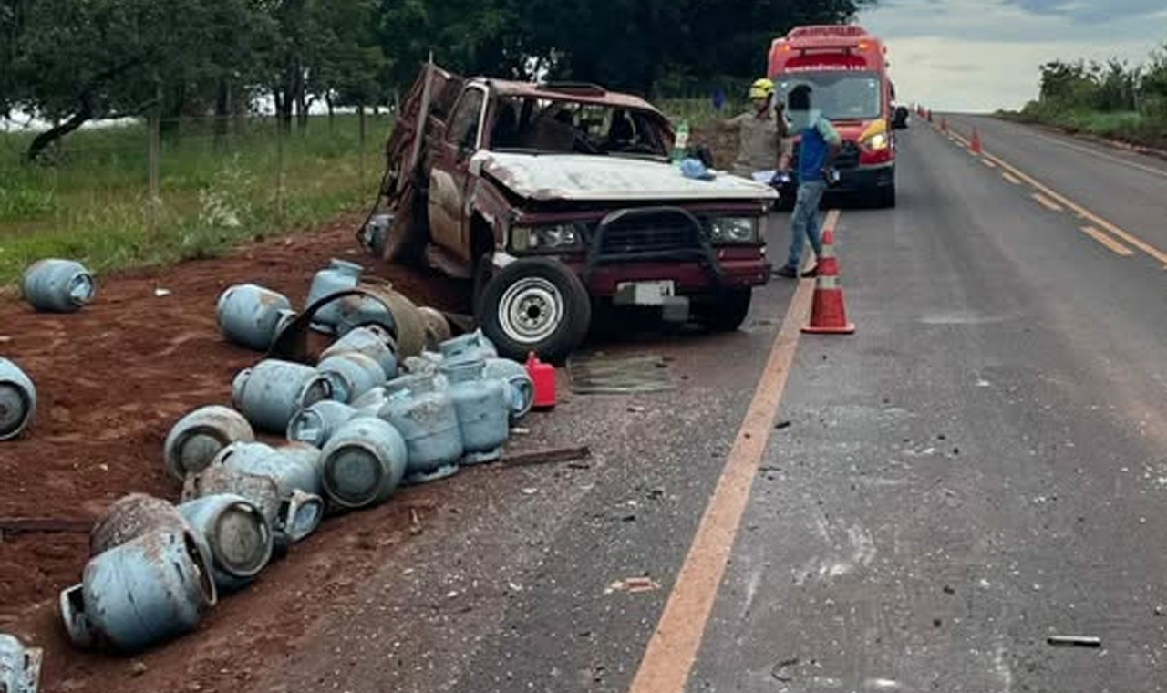 CAMINHONETE CARREGADA COM BOTIJÕES DE GÁS CAPOTA NA GO-206 EM QUIRINÓPOLIS