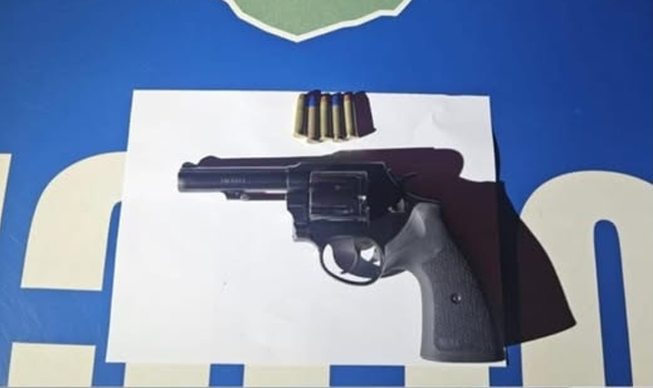 HOMEM É PRESO EM FLAGRANTE POR PORTE ILEGAL DE ARMA E DISPAROS EM VIA PÚBLICA EM QUIRINÓPOLIS