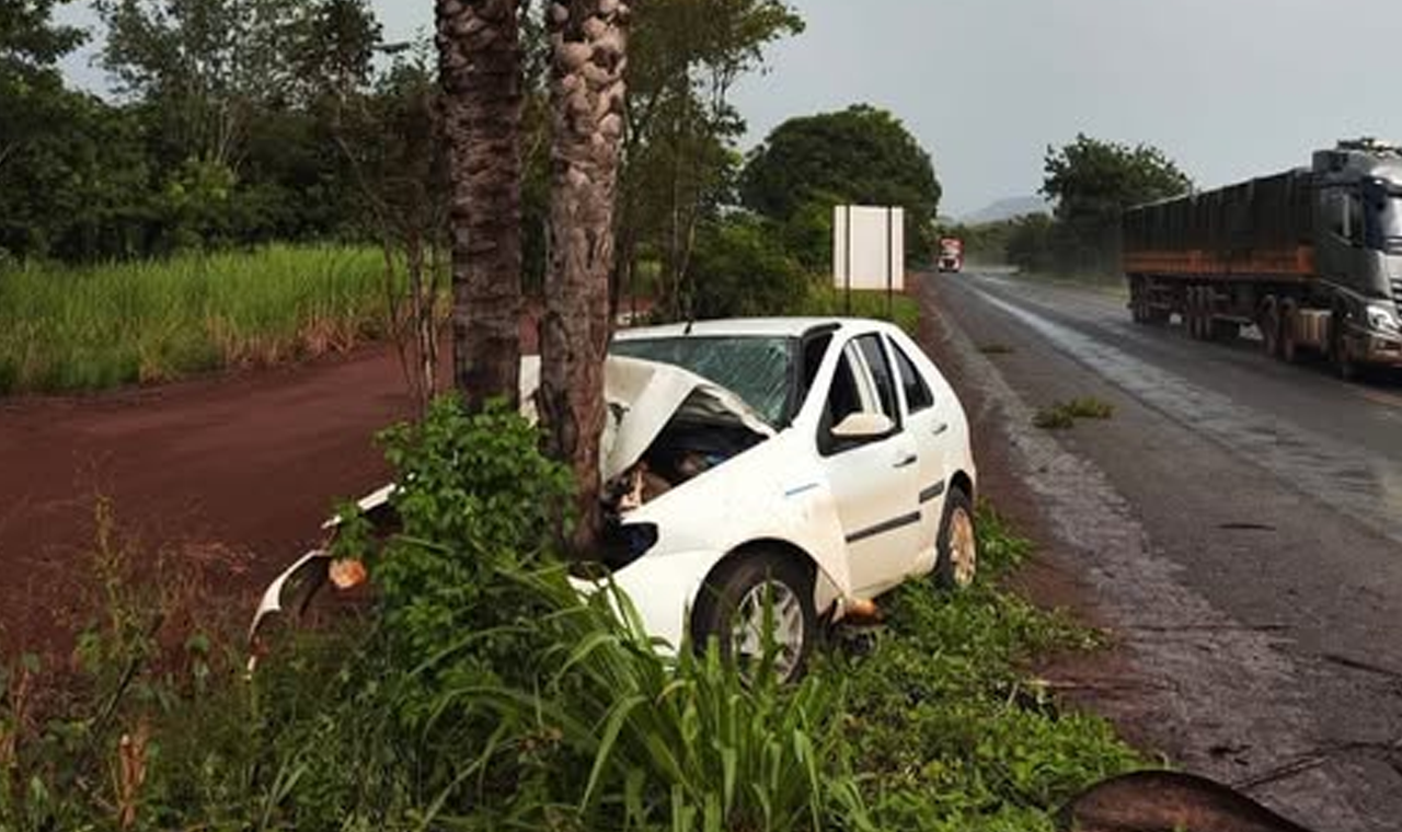 MOTORISTA FICA GRAVEMENTE FERIDO APÓS COLISÃO CONTRA COQUEIROS NA GO-164