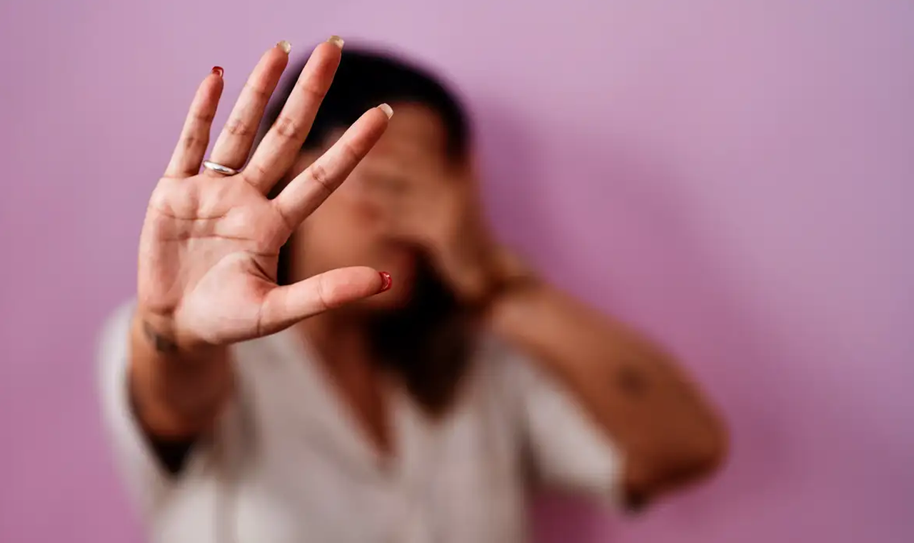MULHER DENUNCIA AGRESSÃO POR EX-COMPANHEIRA EM QUIRINÓPOLIS