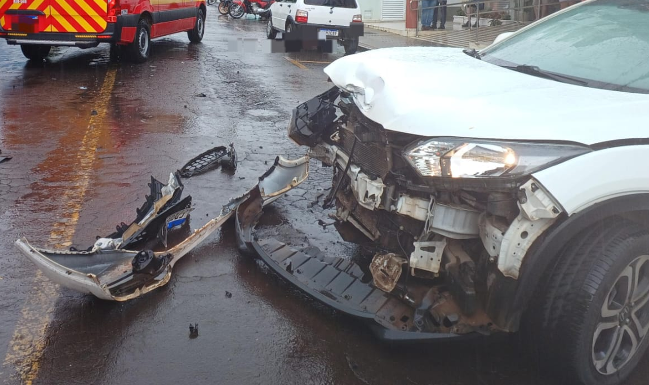 COLISÃO ENTRE MOTOCICLETA E STRADA DEIXA MULHER FERIDA EM QUIRINÓPOLIS