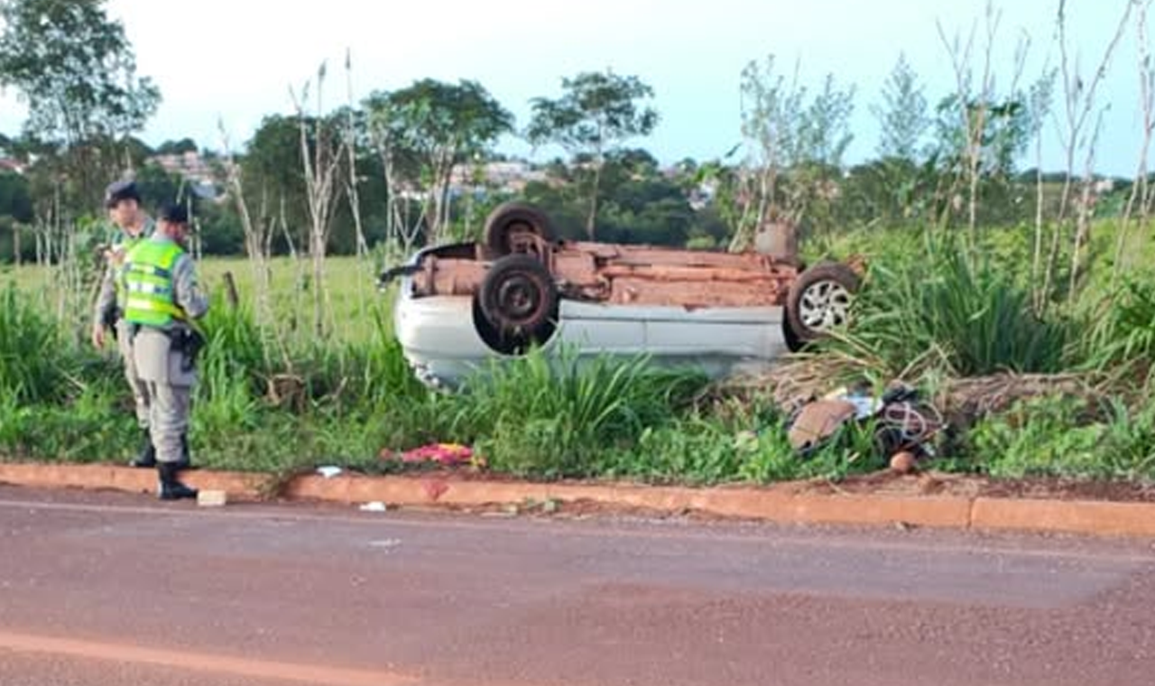 MOTORISTA FICOU FERIDO APÓS CAPOTAMENTO DE VEÍCULO NO ANEL VIÁRIO DE QUIRINÓPOLIS