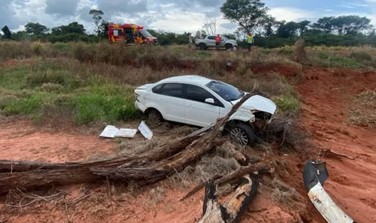 MULHER FICA FERIDA APÓS CARRO CAPOTAR NA GO-164, EM QUIRINÓPOLIS