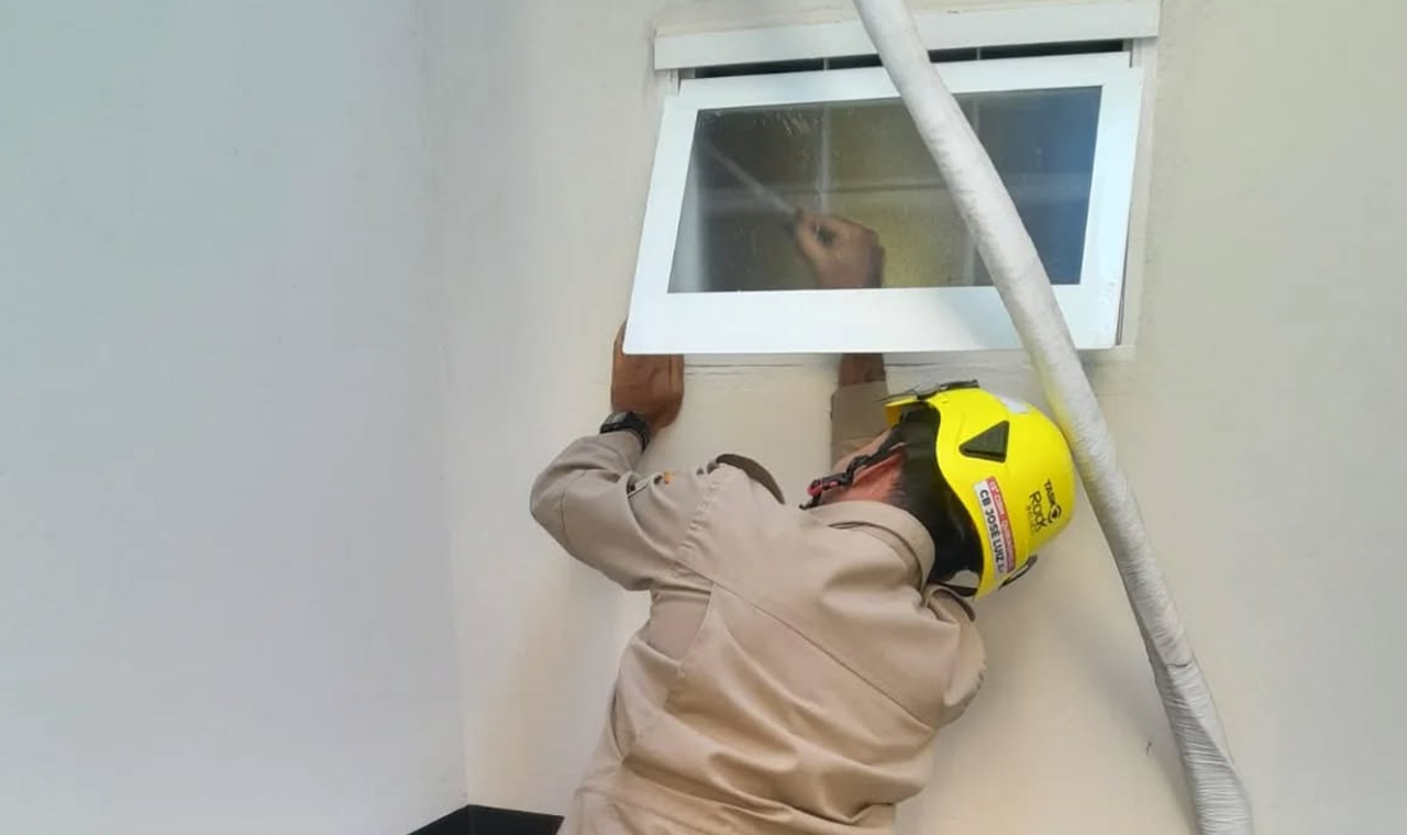BOMBEIROS RESGATAM PESSOAS PRESAS EM LOJA