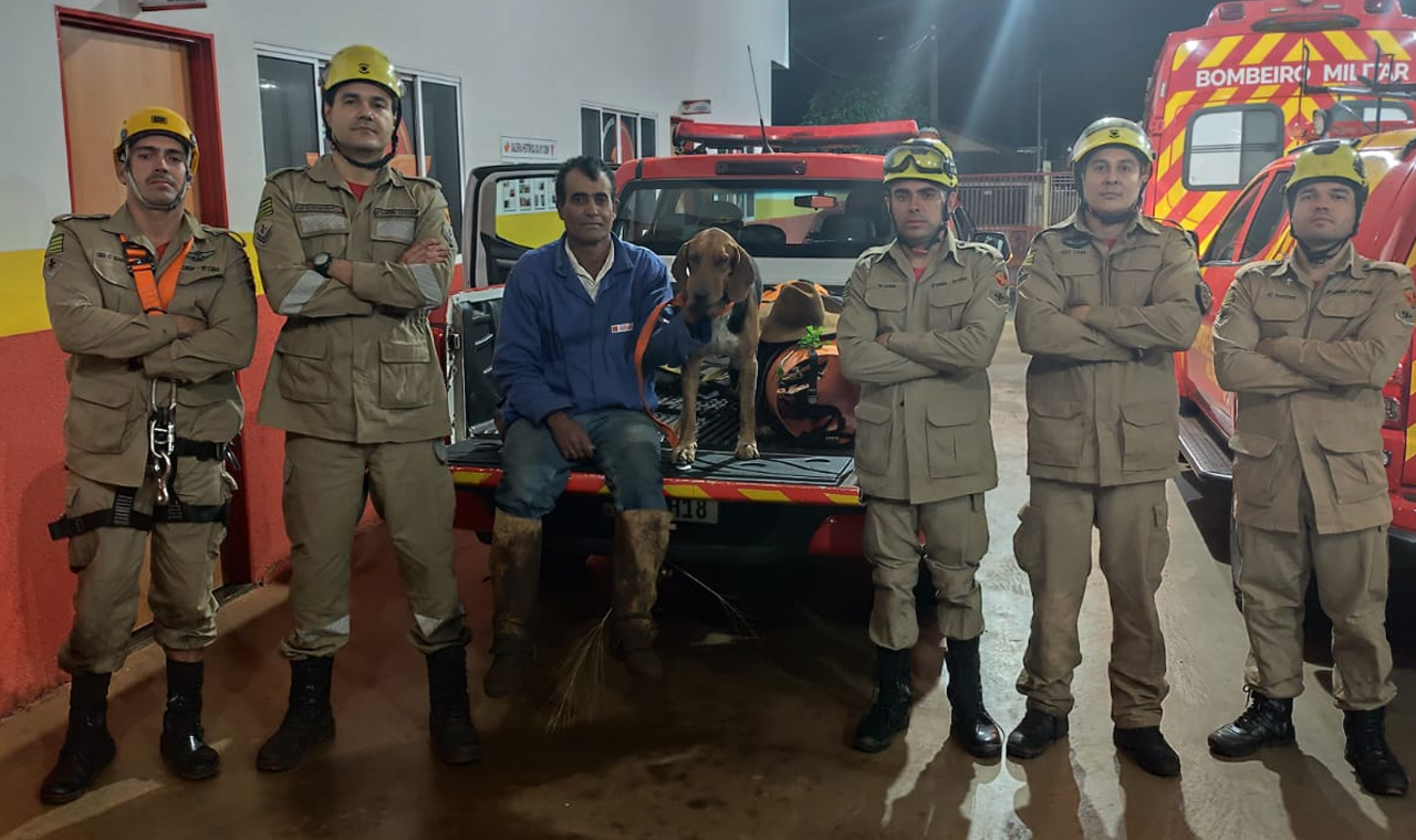 CACHORRO É RESGATADO POR BOMBEIROS APÓS CAIR EM BURACO NA SERRA DAS ANTENAS, EM QUIRINÓPOLIS