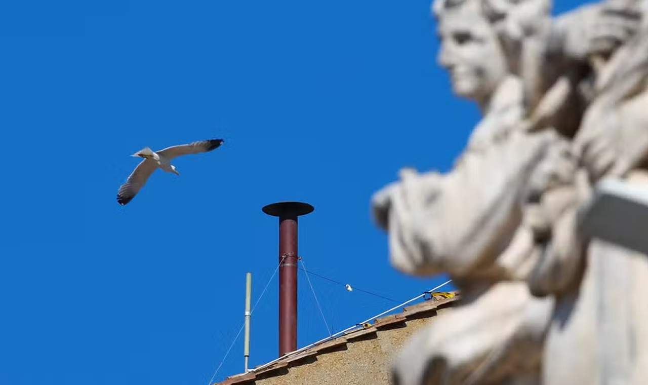 Chaminé que anunciará novo papa é instalada na Capela Sistina