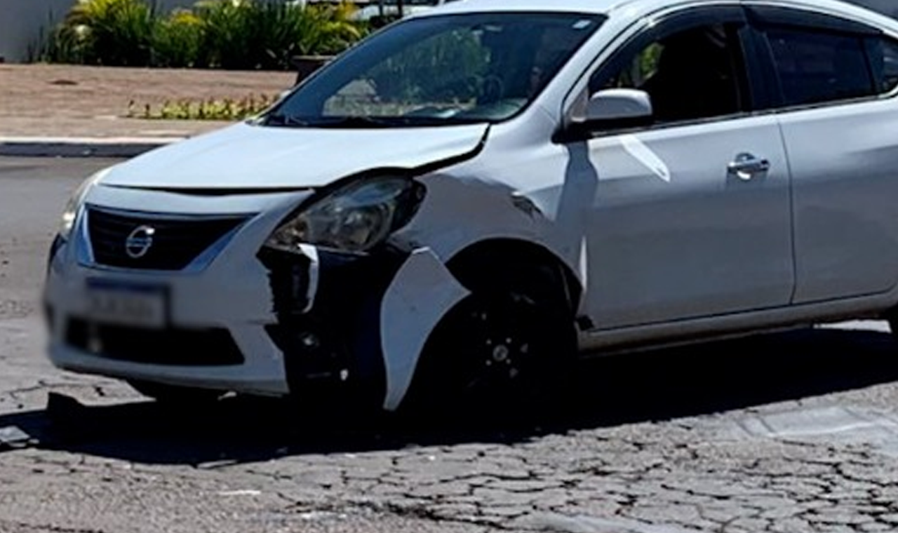 COLISÃO ENTRE CARRO E MOTONETA DEIXA UM FERIDO EM QUIRINÓPOLIS