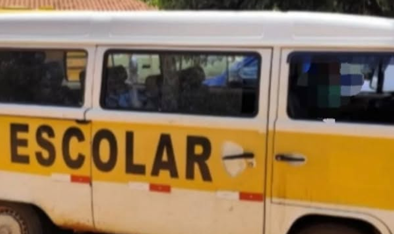 KOMBI ESCOLAR É APREENDIDA POR TRANSPORTE IRREGULAR DE ALUNOS EM QUIRINÓPOLIS