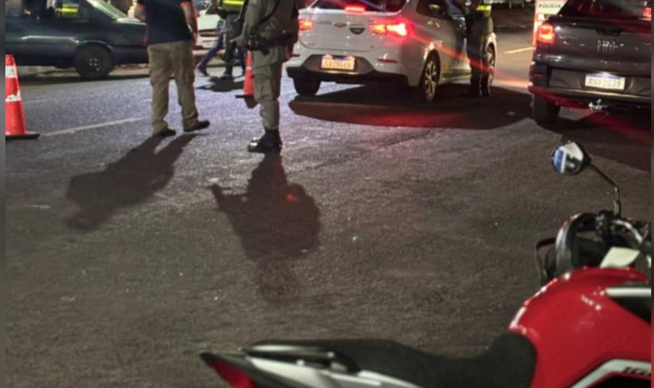 MENOR É FLAGRADO CONDUZINDO MOTOCICLETA SEM HABILITAÇÃO EM QUIRINÓPOLIS