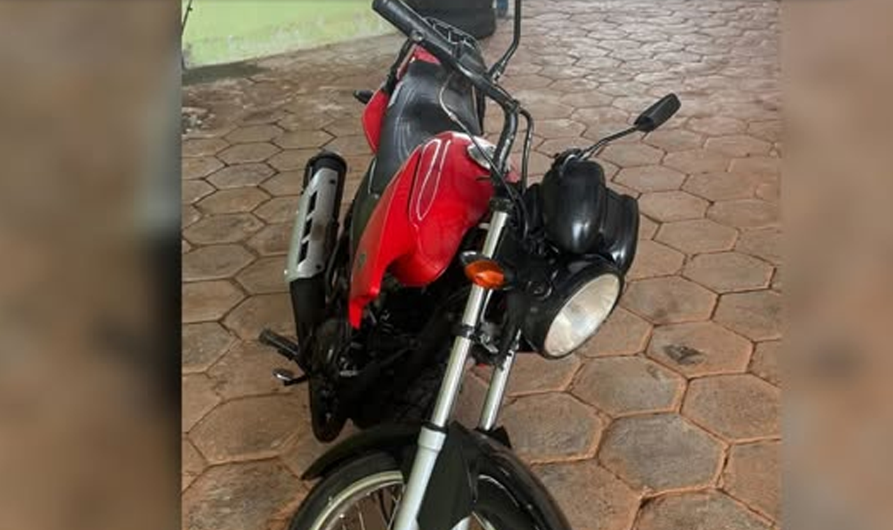 MOTOCICLETA COM SINAIS DE ADULTERAÇÃO É APREENDIDA EM COMÉRCIO DE AUTOPEÇAS EM SÃO SIMÃO