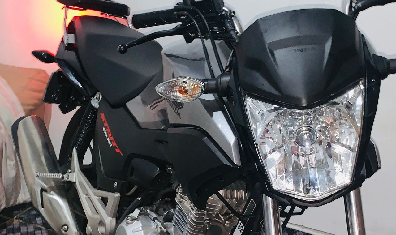 MOTOCICLISTA É DETIDO APÓS FAZER MANOBRAS PERIGOSAS E EMPINAR MOTO EM VIA PÚBLICA EM QUIRINÓPOLIS