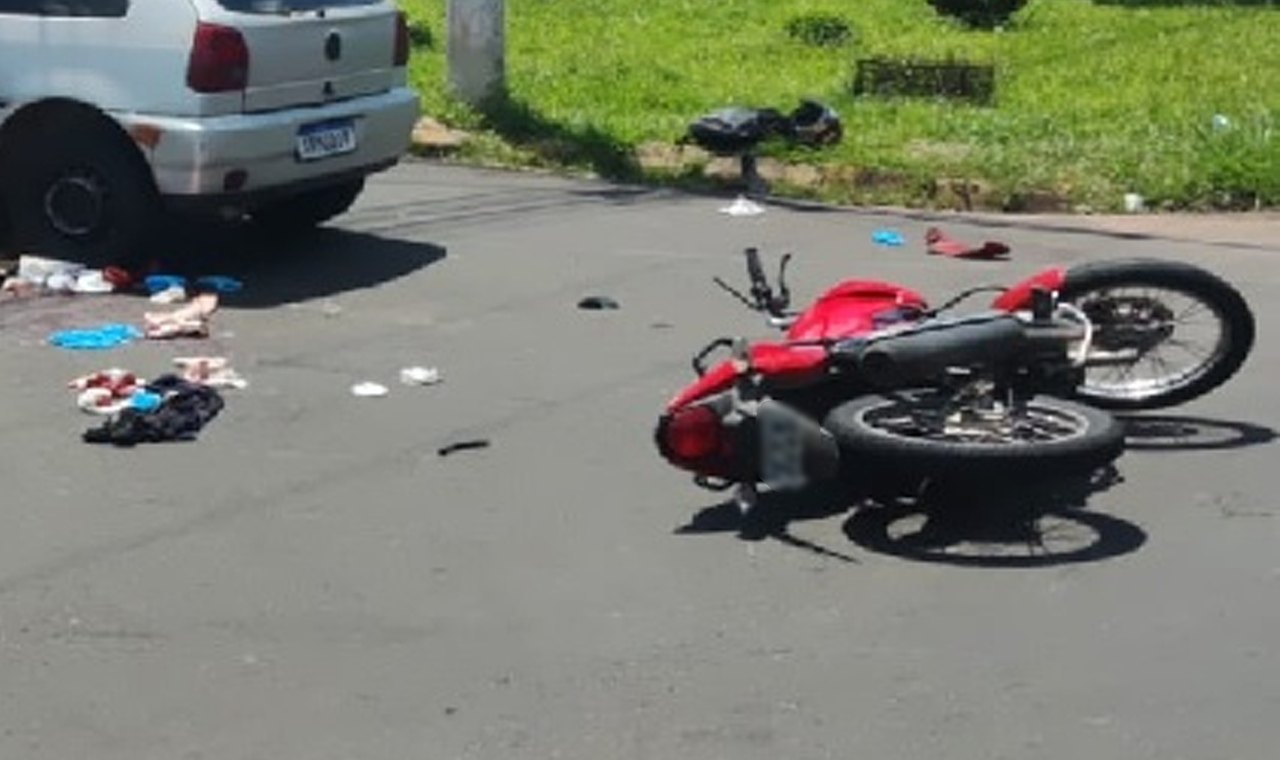 MOTOCICLISTA FICA FERIDO APÓS COLISÃO COM CARRO NO CENTRO DE QUIRINÓPOLIS