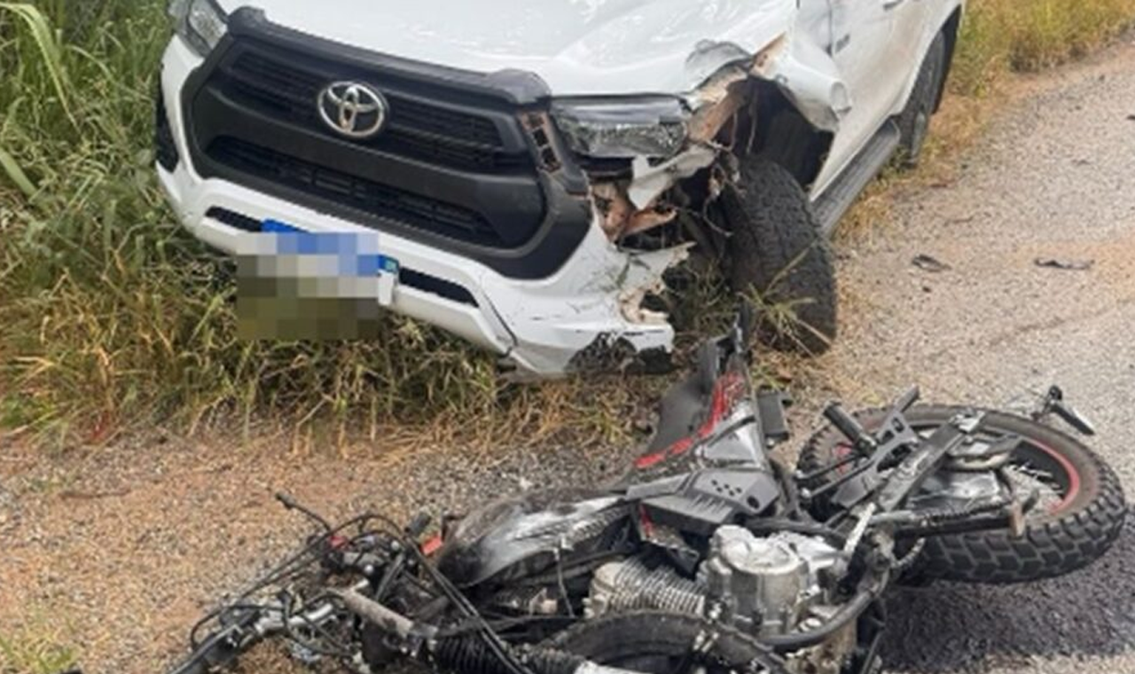 MOTOCICLISTA SEM CNH COLIDE CONTRA CAMINHONETE ESTACIONADA, EM QUIRINÓPOLIS