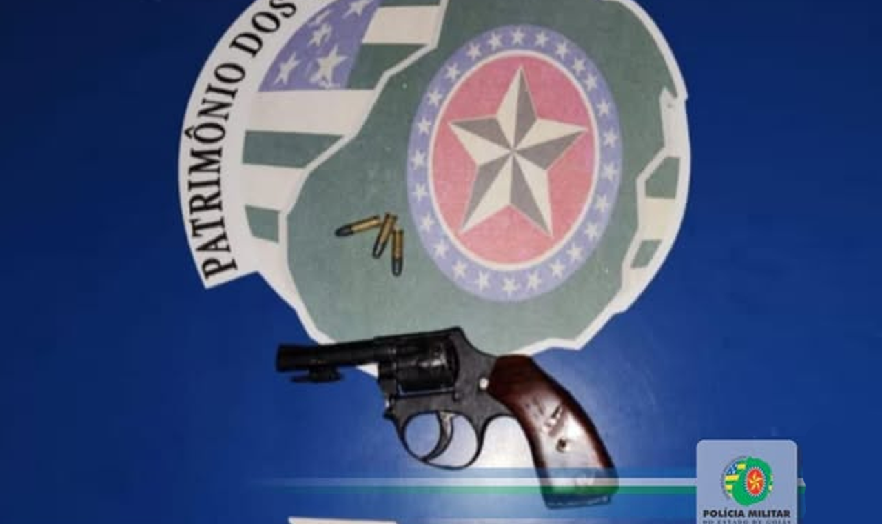 PM APREENDE ARMA DE FOGO DURANTE DILIGÊNCIAS DE HOMICÍDIO EM QUIRINÓPOLIS