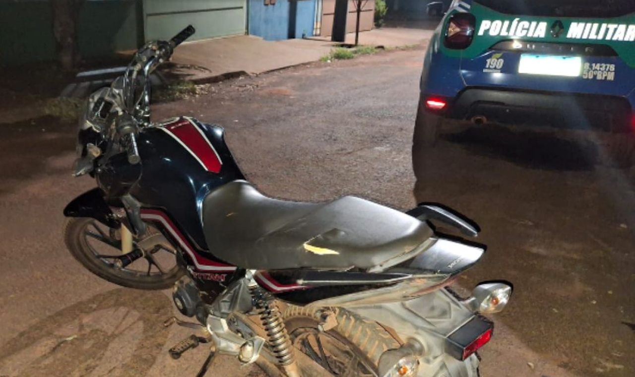 POLÍCIA RECUPERA MOTO FURTADA NO BAIRRO CHICO JUNQUEIRA, EM QUIRINÓPOLIS