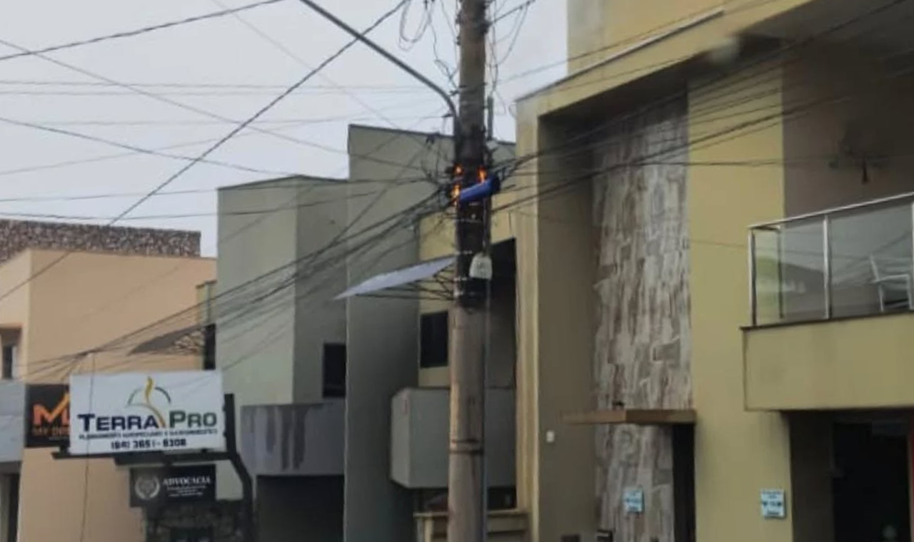 PRINCÍPIO DE INCÊNDIO EM POSTE MOBILIZA CORPO DE BOMBEIROS EM QUIRINÓPOLIS