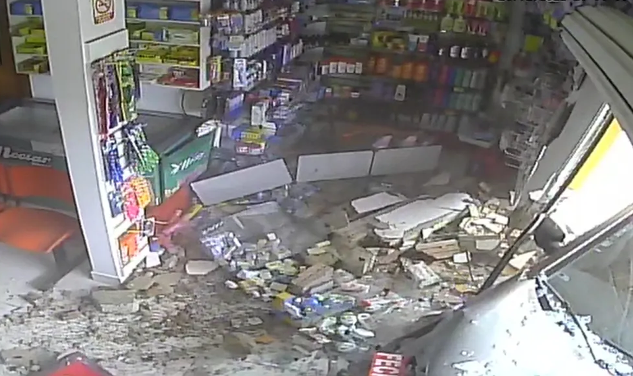 VEÍCULO COLIDE CONTRA FARMÁCIA NO CENTRO DE QUIRINÓPOLIS E É ABANDONADO