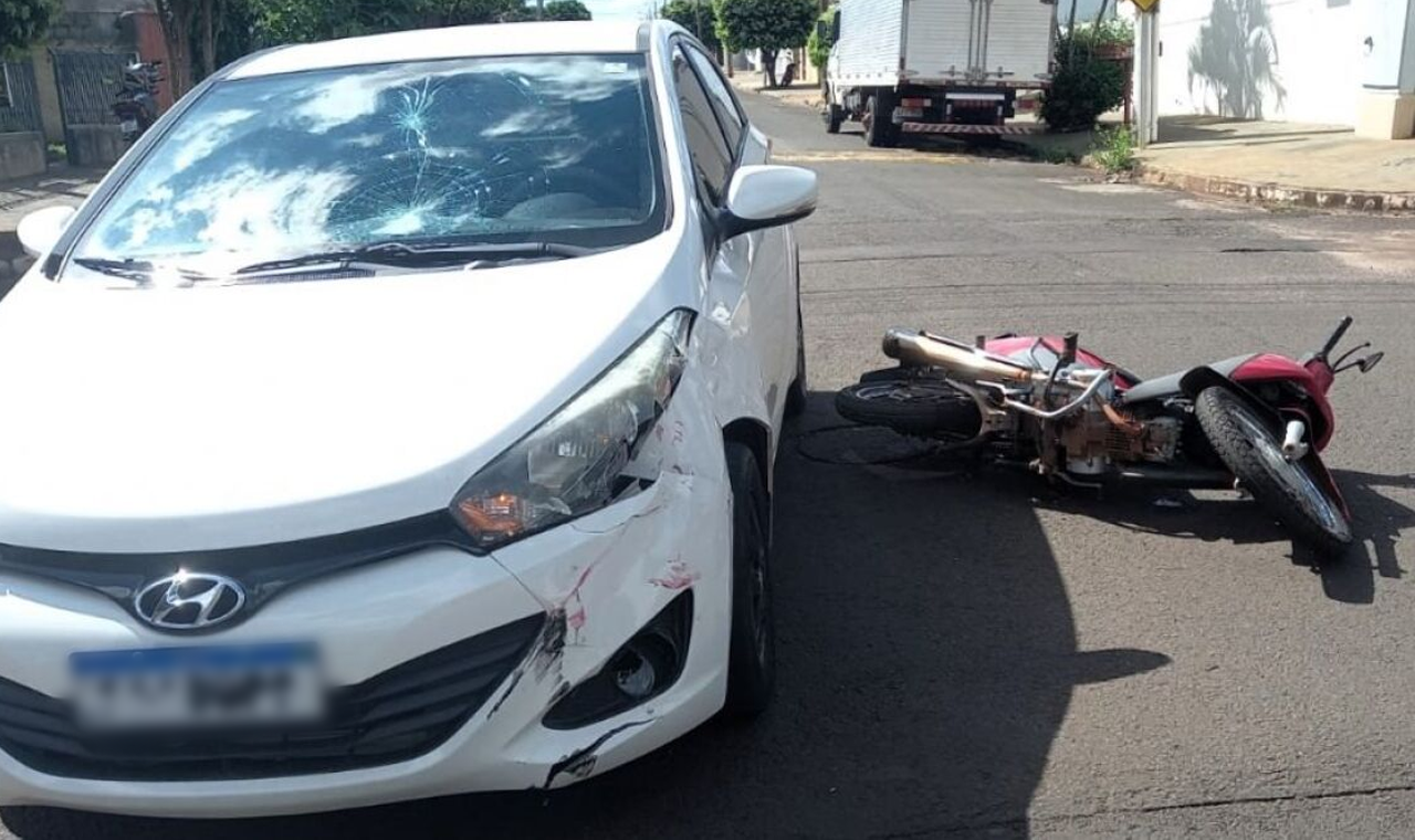 ACIDENTE NO CENTRO DE QUIRINÓPOLIS ENVOLVEU IDOSO E CONDUTORA SEM CNH