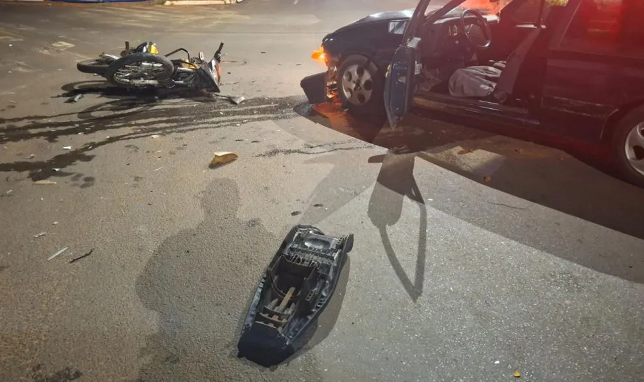 ADOLESCENTE E HOMEM FICAM FERIDOS APÓS COLISÃO COM CARRO NO CENTRO DE QUIRINÓPOLIS