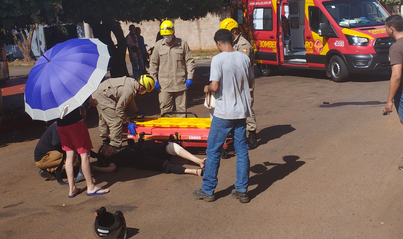 ADOLESCENTE FICA FERIDA EM ACIDENTE ENTRE MOTO E DOIS VEÍCULOS NO CENTRO DE QUIRINÓPOLIS