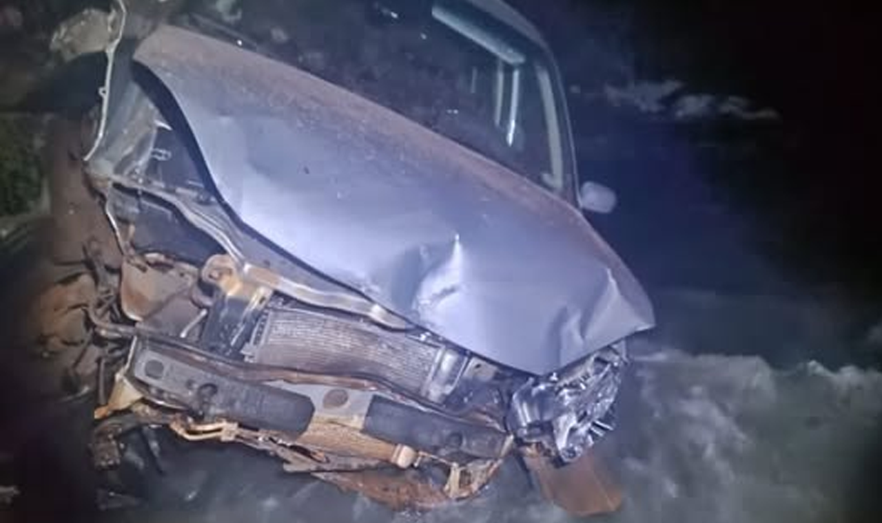 CARRO CAI NO RIO DAS PEDRAS APÓS MOTORISTA PERDER O CONTROLE NA GO-206